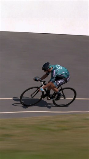 Les risques de chutes en vélo 😱 Quand un cycliste chute dans une course, ce n’est pas anodin : à ces vitesses-là, c’est comparable à un accident de la route. Dans ce film, découvrez l’envers du cyclisme professionnel à travers l’histoire des Men in Glaz, une équipe française qui rêve du Tour de France 2021. 🍿 Le film “Un jour on gagnera le Tour” est disponible sur la plateforme de streaming Uptrack. 🎬 Produit par Stephen Lumuet 🎥 Réalisé par Laurent Cadoret https://uptrackplus.com/programs/u