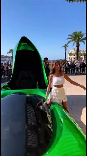 Lady & Green High Heel car in Monaco! #shoes #high #gold #silver #monaco #supercar #luxurylifestyle