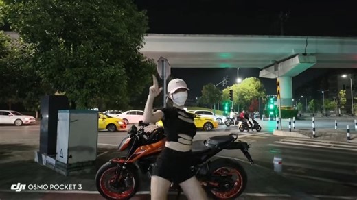 小姐姐街边热舞 KTM沦为背景板