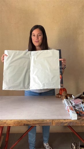 Justine, créatrice de fonds photo 🇫🇷 on Instagram: "Comment le créer ? 👇🏼🎁 Pour te créer un réflecteur maison pour ajouter de la lumière sur tes photos en hiver, il te faut : - un carton que tu plies en haut pour que ça tienne droit - du papier aluminium - du scotch Ajoute le papier aluminium sur le carton et utilise cette partie face à la source de lumière. Elle va permettre de réfléchir la lumière du côté ombré de ta photo! Tu auras des photos bcp plus lumineuses sans rien changer d’autre