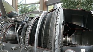 clip-1024565360-airplane-jet-engine-turbine-cross-section-camera