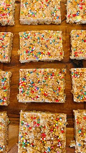 Forget the Rice Bubbles… Try this instead👇👇 Marshmallow Weetbix slice 🔹Ingredients🔹 ▫️70g sugar free marshmallows ▫️25g unsalted butter or coconut oil ▫️100g crushed weetbix ▫️1/4 cup 95% sugar free white chocolate chips ▫️1-2 Tbsp sunflower seeds ▫️Sprinkles 🔹Method🔹 ▫️In a small pot, melt your butter or oil and marshmallows on medium low heat until melted and combined ▫️In a bowl, add your weetbix, chocolate chips and seeds along with your melted marshmallow mixture and mix well and fast