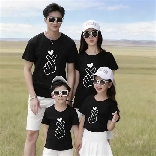 Simple black T-shirt family outfit, featuring a cute heart gesture. The family members look very coordinated when wearing it. Whether it's for taking a family photo or daily dressing, they can easily pull it off and instantly enhance the family atmosphere. #kidswear #familyoutfits #mommyandmeoutfits #matchingmommyandme #familypicturesoutfit #fashionmom #familyphotooutfits #matchingfamilyoutfits #trendymom #kidsshirts