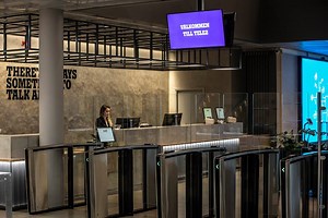 Our Speedlane Swings starring in the headlines of the Swedish news! TELE2 and Com Hem are entering a new partnership, shaking hands as they enter through our Speedgates, installed at TELE2 Headquarters. Good luck with the partnership! Tele2 Sverige en Com Hem Read more on this project here: http://bit.ly/2mkUn0C | Royal Boon Edam