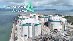 The construction of five super-sized liquefied natural gas (LNG) storage tanks was completed on Monday in south China's Guangdong Province. With domestically developed core technologies, the project adopts the world's largest LNG storage tank designs, each of which can hold 270,000 cubic meters. The height of each tank is 65.7 meters. The Jinwan "Green Energy Port" project faced challenging geological conditions and required a complex anti-seismic design. The five storage tanks are expected to b