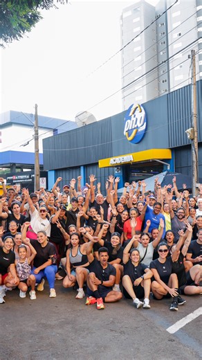 @strider.runclub on Instagram: "Hoje foi dia de conexão daquelas que aquecem o coração! Em clima de aniversário da cidade, fizemos nosso último treino antes da prova em parceria com a galera da @phdsportsapucarana e que energia absurda foi essa! Teve corrida, teve superação, teve sorriso no rosto… e pra fechar do jeitinho que a gente gosta, alongamento caprichado e aquele café da manhã pós-treino que vira resenha, risada e união!! Gente bonita, vibração lá em cima e uma parceria que só fortalece