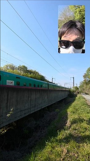 スマホカメラのデュアル撮影機能を使用＿東北新幹線沿線の某公園付近を走行する51B（やまびこ51号）と206B（やまびこ206号）