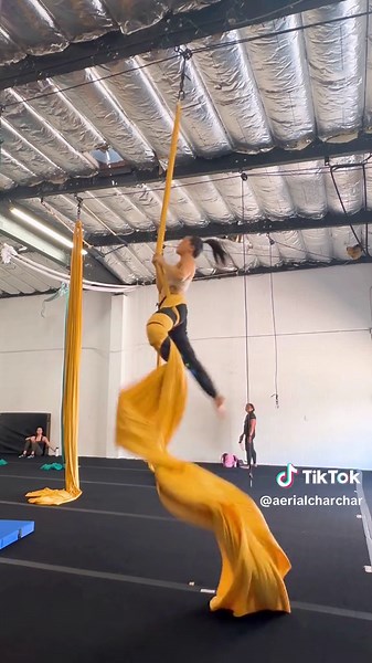 A little hip key sequence while we’re still in Hip Key Land 🧚 #aerial #Silks #aerialsilks #aerialtricks #aerialsequence #dance #circusartist