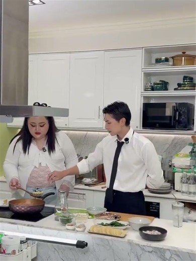 He is so perfect 🤍✨ #mewsuppasit #tulpakorn #mewtul#alwaysmew#mewlions#love#cute#chef#cooking#shorts