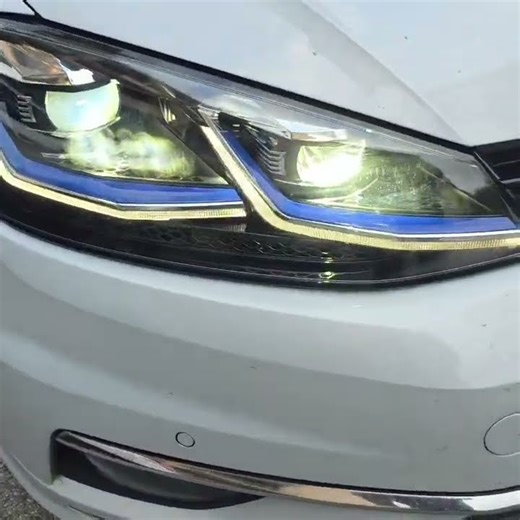 Golf MK7 Facelift retrofitted Dynamic Light Assist using blue Golf GTE headlights