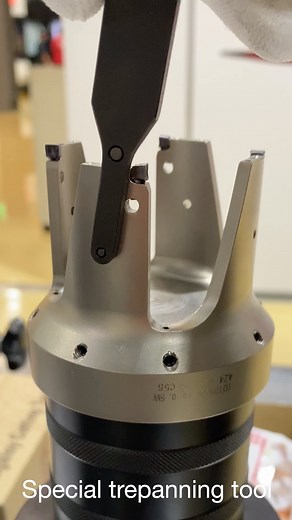Tungaloy Corporation（タンガロイ） on Instagram: "Unique hole saw for metal cutting special trepanning tool🔥 ■Cutting condition Vc = 80 m/min f = 0.08 mm/rev ■Work material: SCM440/42CrMo4 The EasyMultiCut inserts used in this tool are easy to set up with excellent clamping rigidity and can be used for turning operations🔩 The design has no external clamps for smooth chip evacuation🍃 For more information about EasyMulti-Cut👇 https://tungaloy.com/product/grooving/easymulti-cut/ 🎥金属加工のためのユニークなホールソー、