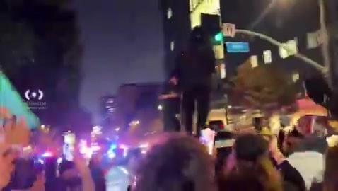 Kevin Dalton @TheKevinDalton LAPD stand around as hundreds of skateboarders destroy downtown Los Angeles. Bottles and skateboard parts were thrown at offices and several vehicles were vandalized including a Waymo. Since no arrests were made,Gavin Newsom can continue to claim crime is down in California | Texans For Arizona's New Immigration Law