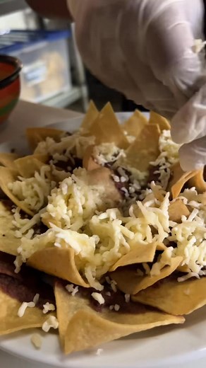 ¿Ya probaste los Nachos Macho? 🤤🇲🇽 La combinación perfecta entre la sazón de la carne y lo crujiente de los nachos, ven a disfrutar de lo mejor de la gastronomía mexicana. 🌮🌯 ¡Te esperamos! #ElZocalo #ComidaMexicana #RestauranteMexicano #Nachos | El Zocalo Nicaragua