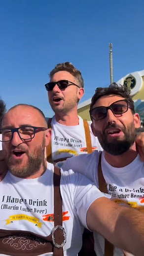 🤔😆 Wie spricht man gleich wieder den italienischen Wiesnhit „Sarà perché ti amo“ aus? • 📸 @lea_liebhart | München.de