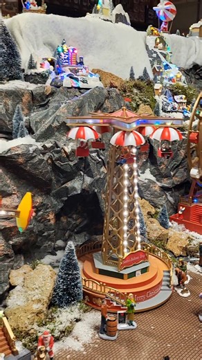 ✨ Welkom in de wereld van miniatuur magie! ✨🏘️ Bij Intratuin Geleen vind je nu de mooiste miniatuurdorpen – van knusse kersthuisjes tot levendige wintertaferelen. Elk dorp vertelt z’n eigen verhaal en brengt de feestdagen tot leven in het klein. 🎄 Laat je inspireren, bouw jouw eigen kerstdorp en ontdek de nieuwste modellen en accessoires bij ons in de winkel. 📍 Intratuin Geleen – waar kerst begint in miniatuur! | Intratuin