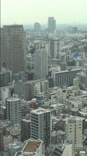 首都高速都心環状線の高架軌道を追うと飯倉インターが見える東京タワー展望メインデッキ南西側の風景