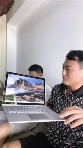 Surface Book 3 là chiếc laptop 2 trong 1 cao cấp đến từ Microsoft, nổi bật với thiết kế tinh tế, khả năng tách rời màn hình linh hoạt và hiệu năng mạnh mẽ nhờ chip Intel Core i5 thế hệ 10. Màn hình cảm ứng 13.5 inch sắc nét, SSD tốc độ cao giúp khởi động và xử lý nhanh chóng, phù hợp cho công việc văn phòng, học tập, thiết kế cơ bản hay giải trí. ✨ Ưu đãi kèm theo: • 🚚 Miễn phí vận chuyển toàn quốc. • 🎁 Đầy đủ phụ kiện sạc, bút, chuột , lót chuột , túi chống sốc • ✅ Được kiểm tra và test máy t