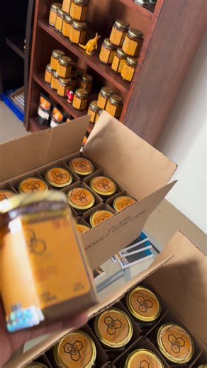 ✨ MIEL DE ORO – Edición Mayoreo ✨ 🍯 Regresa a lo natural. Regresa a lo esencial. Nuestra Miel de Oro Corazón de Oro es una fórmula ancestral y funcional elaborada con ingredientes 100% naturales que fortalecen el sistema inmunológico, apoyan la desinflamación del cuerpo y nutren profundamente desde adentro 🌿 Cada frasco contiene 340 g de medicina viva: ✨ Miel de abeja pura ✨ Cúrcuma ✨ Jengibre ✨ Canela ✨ Propóleo ✨ Vitamina C (opción con ajo disponible) 💛 Ideal para el cuidado diario de toda 