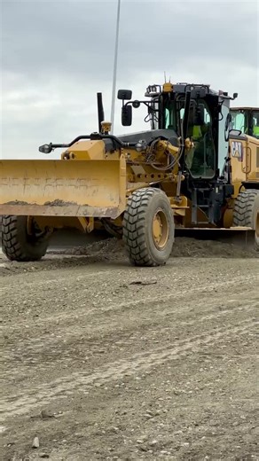 No matter what you’re looking for in your grading application, you can be sure your project will finish on time and at a lower cost with a Cat® machine. All new Cat motor graders come standard with comfortable cabs, advanced hydraulics, and a variety of technology options. Learn more here: https://bit.ly/3MFgATU 🎥: caterpillarmalaga on Instagram | Cat Paving North America