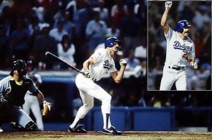 #MLB Cuando lo imposible sucedió... Considerado uno de los más grandes cuadrangulares de todos los tiempos. Gibson no jugaría el Clásico de Otoño 1988 debido a que sus dos piernas estaban "deshechas", apenas podía caminar menos correr. Es el cierre de la novena entrada, Atléticos 4, Dodgers 3 con 2 outs y un hombre en base: El batboy a Lasorda "dice Gibson que puede batear” Aparece la figura de Gibson, desde que realiza ejercicios de calentamiento en el círculo de espera, el Dodger Stadium es un