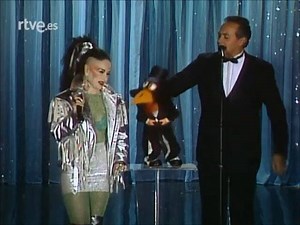 Te mereces estar 'entre amigos'. Pasa por aquí -- > https://www.rtve.es/v/5555892/ Y vemos las actuaciones del ballet de Sally O'Neill, Carmen Flores, Gonzalo, Pimpinela, Dyango, Alaska y Dinarama y José Luis Moreno con sus muñecos. Los vimos el 24 de octubre de 1986, quizás te acuerdes... | Archivo RTVE