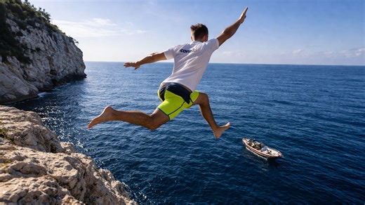 Cliff jumping in Italy shows extreme drop