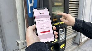 "Alerte au faux QR code" : sur les horodateurs de Marseille, ces autocollants arnaquent les automobilistes