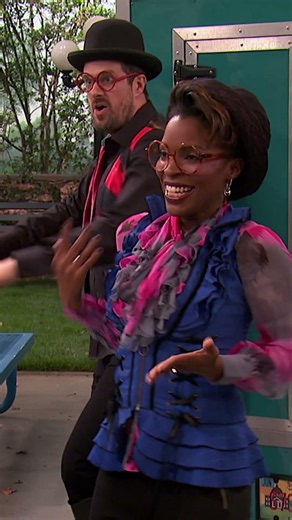 Charlotte in de val bij de goochelshow 🎩 | Henry Danger