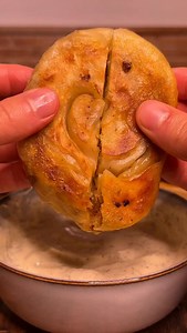 🍞 BOREK ROLL 🍞 Ingredientes 👇🏻 500g carne picada 🥩 1 cebolla 🧅 300g provolone 🧀 30g mantequilla 🧈 Orégano 🌿 Paprika 🌶️ Ajo en polvo 🧄 Sazonador carne 🍖 Sal 🧂 MASA 500g harina 🌾 300ml agua 💧 20ml aceite 🫒 10g sal 🧂 10g azúcar 🍭 *Extra de mantequilla para alisar la masa Atte. JP #jpcooking #otronivel | Jp Cooking