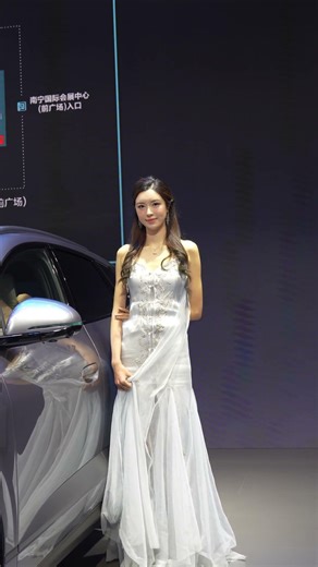 Two Beautiful Chinese Girls - Beautiful Girls - Auto Show Girls