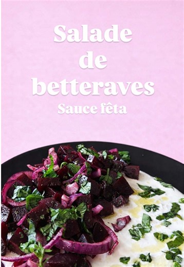 Salade de betteraves & crème de feta citronnée ⸻ 🥄 Ingrédients Pour la salade \t•\t3 à 4 betteraves cuites sous vide \t•\t1 oignon rouge \t•\tHuile d’olive \t•\tJus de citron \t•\tSel aux herbes \t•\tPoivre concassé \t•\tPersil séché Pour la sauce feta \t•\t1 bloc de feta \t•\t1 petit verre d’eau (à ajuster) \t•\tJus d’un demi citron \t•\tPoivre concassé \t•\tUne pincée de gingembre en poudre Finition \t•\tQuelques feuilles de basilic frais 🌿 \t•\tUn filet d’huile d’olive ⸻ Préparation 1. Prép