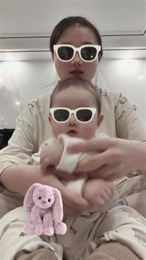 #婴儿 #宝宝被动操 #宝宝 #toptoptop #小宝宝 最配合的一次，开头的耍帅摇头，摸头摇的时候小手张开，惊呆我这个老母亲了，唯一美中不足就是妈妈没配合好，摸头的时候你总是往前冲妈妈只能一只手指控制点你的头😗