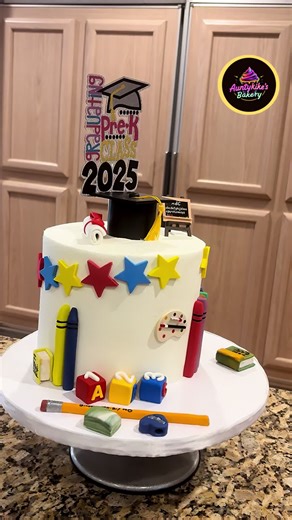 It wasn’t funny, really 😄. Have you ever experienced this as a baker? #cakefails #cakefail #cakedecorating #cake #graduationcake #fyp #viralvideo #viraltiktok #graduation2025 #tiktokcake