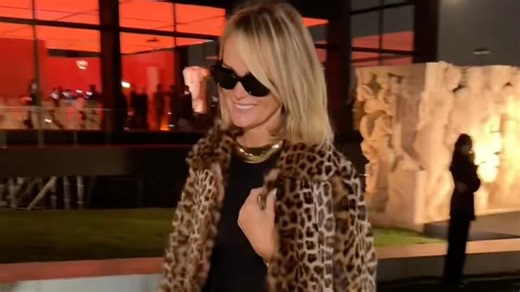 GALA VIDÉO - Fourrure léopard, top transparent… Laeticia Hallyday fait une rare apparition au défilé Saint Laurent