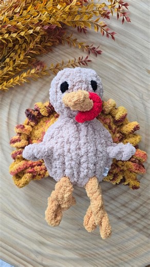 🦃 Gobble gobble! Here’s a turkey that can’t be eaten... only snuggled and hugged! 🧡 A total winner if you ask me! This pattern was designed by me a couple of years ago, and it’s still one of my favorites. If you’d like to adopt a turkey plushie, send me an email at chunkyknitcorner@gmail.com Or if you’d rather make your own, you can find the pattern on my website: www.chunkyknitcorner.com - This baby is going to his new home... 🤎 ©️ ChunkyKnitCorner . . #turkey #chunkyknit #handknit #knit #cr
