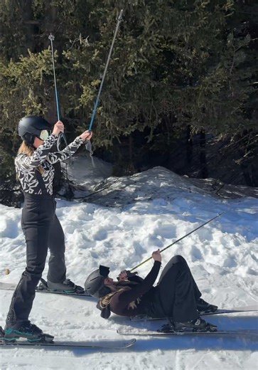 Many bloopers later… 🤣🎺🎿 #skiing #skitrip #skitok #girlstrip #valthorens