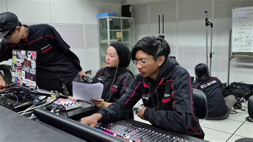 Praktik buat pusing? Kita chill-in aja, mmtizen! 😌✌️ Berikut cuplikan praktik gabungan Manarita dan Matekstosi dalam program News Bulletin Native Radio 🎙️✨ Mulai dari nulis naskah, produksi, sampai siaran—semuanya dikerjain langsung biar makin siap terjun ke dunia broadcasting. Karena di STMM, belajar itu nggak cuma teori… tapi juga langsung praktek di lapangan 🚀 #mmtc #stmm #stmmkomdigi #praktikgabungan