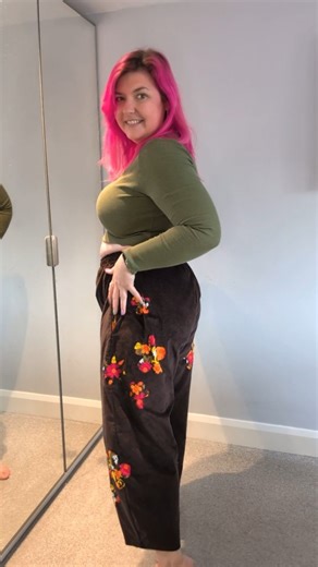 Just a little bit of reverse applique to lighten up a plain fabric so it's a little bit more me. Reverse applique is such a fun process and well worth playing with if you've never tried it before, just layer a piece of fabric behind, sew on a shape and then cut out the middle making sure not to cut the fabric behind and taadaa. And another pair of bobs because they're such a good shape and comfy fit. I am toying with whether I should take off the elastic and add in a zip fly and flat waistband t