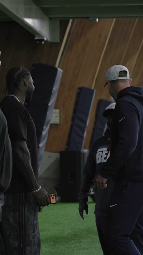 Always a great day when Devin Hester stops by 🤝 #nfl #halloffame #chicagobears