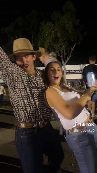 Mastering the 8 Seconds Wedding Dance