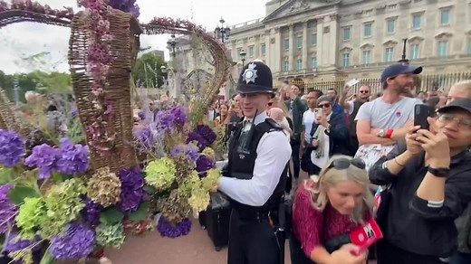 1.1M views · 61K reactions | Genius London florist Lucy Vail decided to be kind and make a little gift to brighten everyone’s hearts at Buckingham Palace. https://lucyvailfloristry.com/ | Just say hello | Facebook