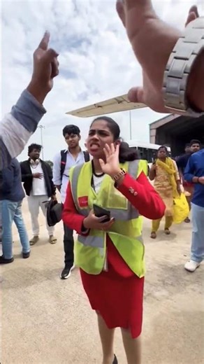 Spicejet flight cancelled After Boarding Chennai to Hyderabad passengers stranded for 3 hrs no food.