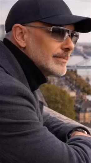 Δε σε αλλάζω – γιατί κάποια αγάπη δεν μπαίνει σε σύγκριση Υπάρχουν άνθρωποι που δεν τους αλλάζεις με τίποτα. Όχι γιατί είναι τέλειοι, αλλά γιατί είναι οι δικοί σου. Το «Δε σε αλλάζω» είναι μια ερωτική μπαλάντα για εκείνη την αγάπη που μένει, ακόμα κι όταν όλα γύρω αλλάζουν. Αν το ένιωσες έστω και μία φορά, αυτό το τραγούδι είναι για σένα. ❤️ Βρίσκεται σε όλες τις μουσικές πλατφόρμες. #shorts #SotisMikros @@highlight | Sotirios Mikromastoris