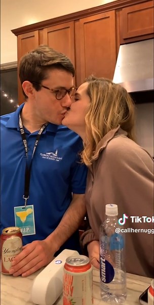 My friend @siskomode___ has had a crush on this random girl for years!! Today, she finally #kissed him. #fyp #kissingbooth #neworleans