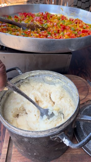 Iratimir Gonçalves on Instagram: "Isso aí é só os preparativos para fazer o macarrão na chapa!!! Aqui não coloco extrato de tomate não!!!🤌🏾 O final fica divino de bom 🤤 Tem pouco trupicao 😅 O simples me Agrada O horário dos meninos!!! #osimplesmeagrada #instagram #carvoeira #deuséfiel #iratimir #viralvideo #obrigadosenhor #deus"