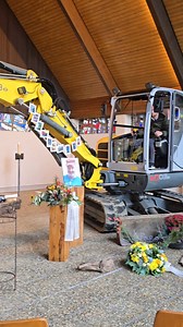 Deine letzte Baustelle ist nun im Himmel Auf Deinem Bagger war Dein absoluter Lieblingsplatz. Denn auf dem Bagger zu sein, das war Dein Leben. Somit war es vollkommen klar, dass Deine Urne bei Deiner Lebensabschiedsfeier auf dem Bagger ihren Platz findet. Statt Halleluja, dröhnten Guns N’ Roses aus den Boxen.🤟🏽 Deine Lieben haben Luftballons zu Dir in den Himmel. steigen lassen. Diese schwebten zu Dir in Deiner Lieblingsfarbe Blau in den Himmel 💙 Nur der eine rote Herzluftballon, dieser kam v