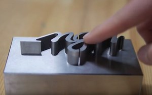 CGじゃない！金属に浮き出た文字が…消える！？職人の町、燕三条の技術