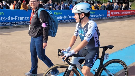Paris-Roubaix: "Il fallait que je termine", le récit touchant de Joseph Pidcock, arrivé hors délais une heure après Van der Poel