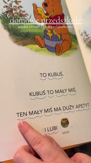 Trzylatka czyta Kubuś Puchatek - edukacja domowa