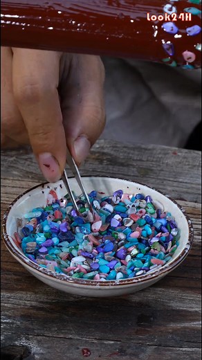 "Lacquered Conch Flute" - lacquer wraps around a wooden core, with fine shell inlays adorning the flute's body! Under the light, its iridescent shimmer glows like ocean pearls - a harmony of deep-sea spirit and millennia-old lacquer artistry. With just one breath, it resonates with majestic Eastern elegance - this is the pinnacle of Chinese musical romance | Look24H